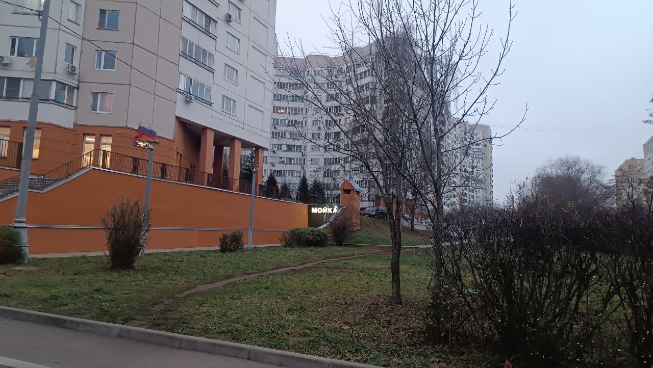 Оранжевый фасад — видна вывеска МОЙКА